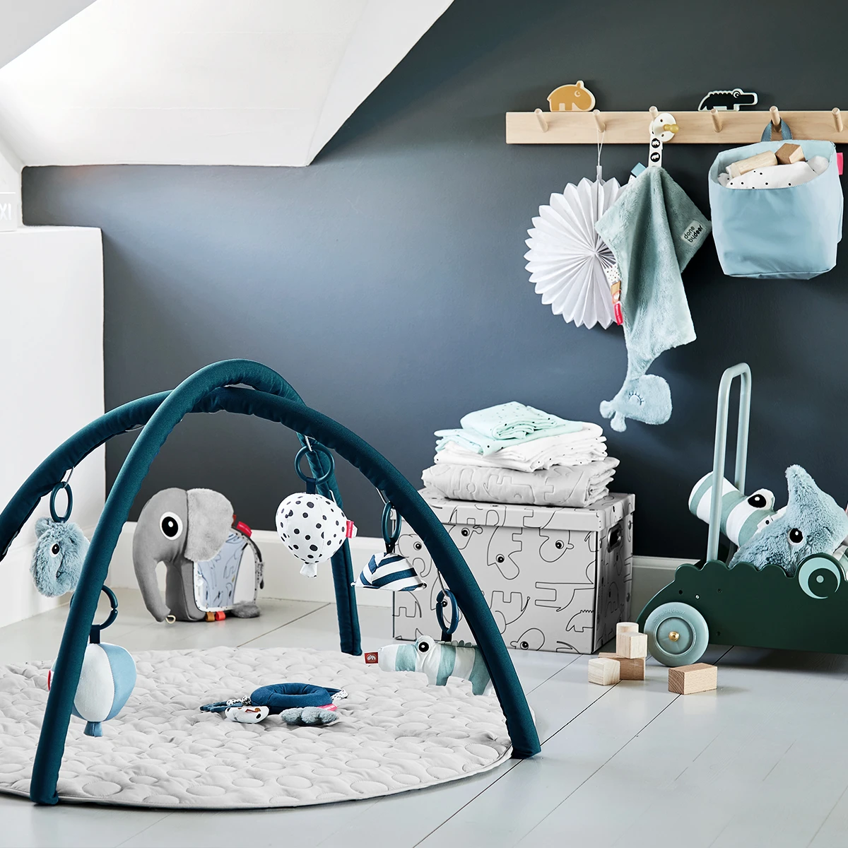 Done by Deer podloga za igranje plavo