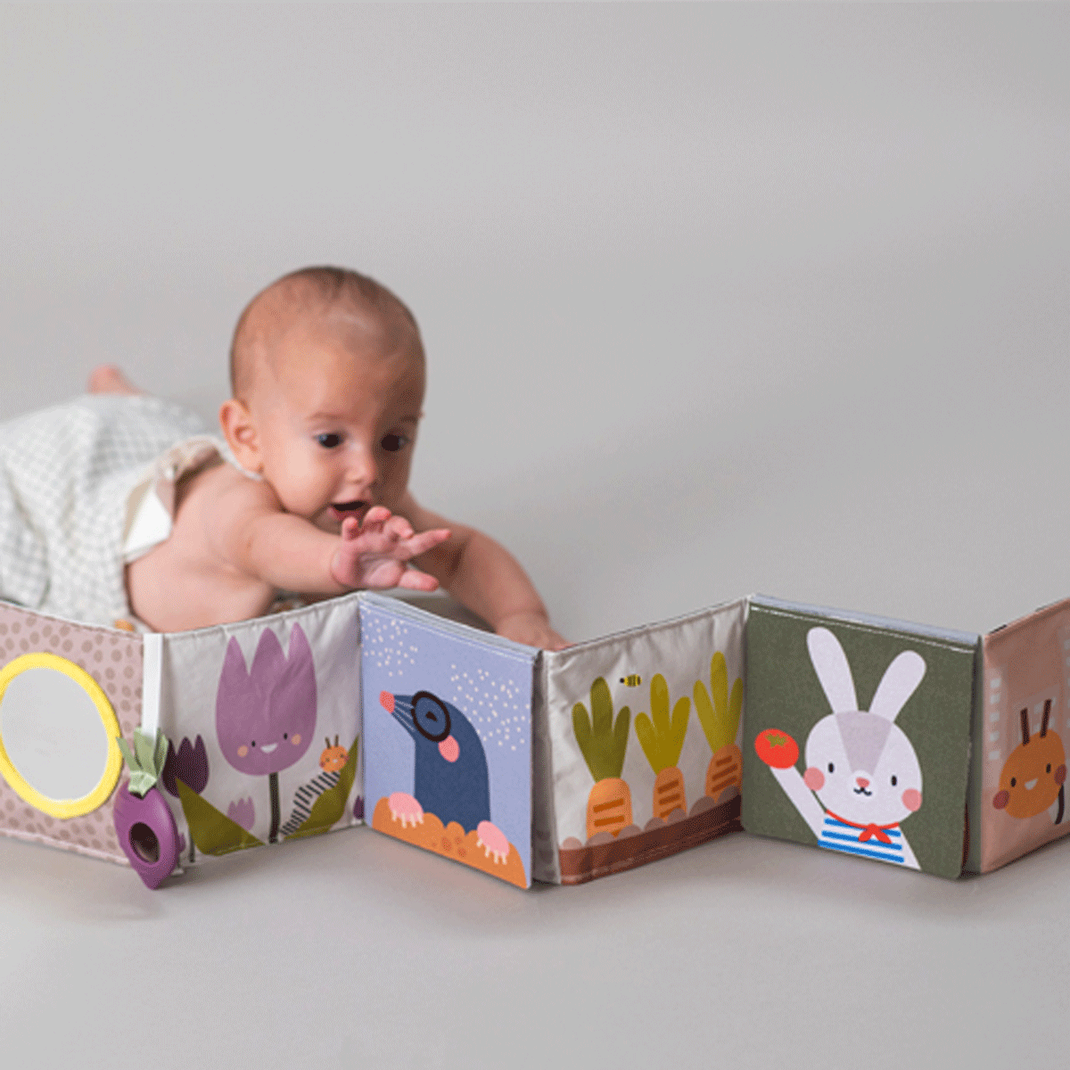 Taf Toys knjiga za krevetac