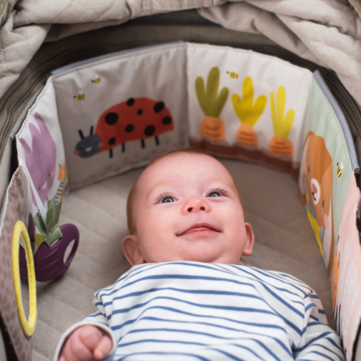 Taf Toys knjiga za krevetac