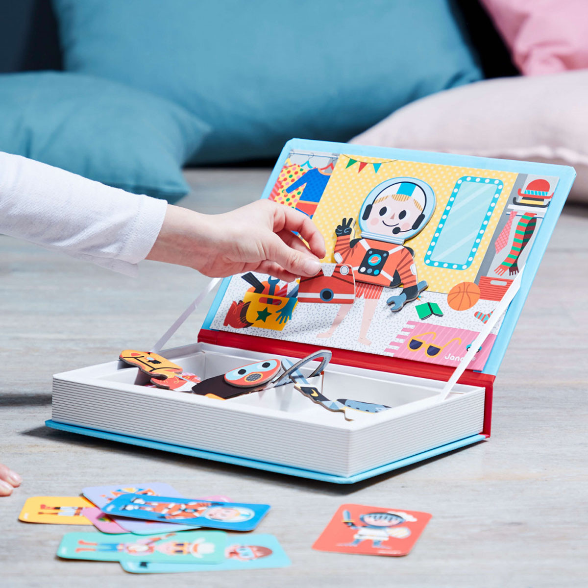 Janod magnetna njiga-kostimi za dečake