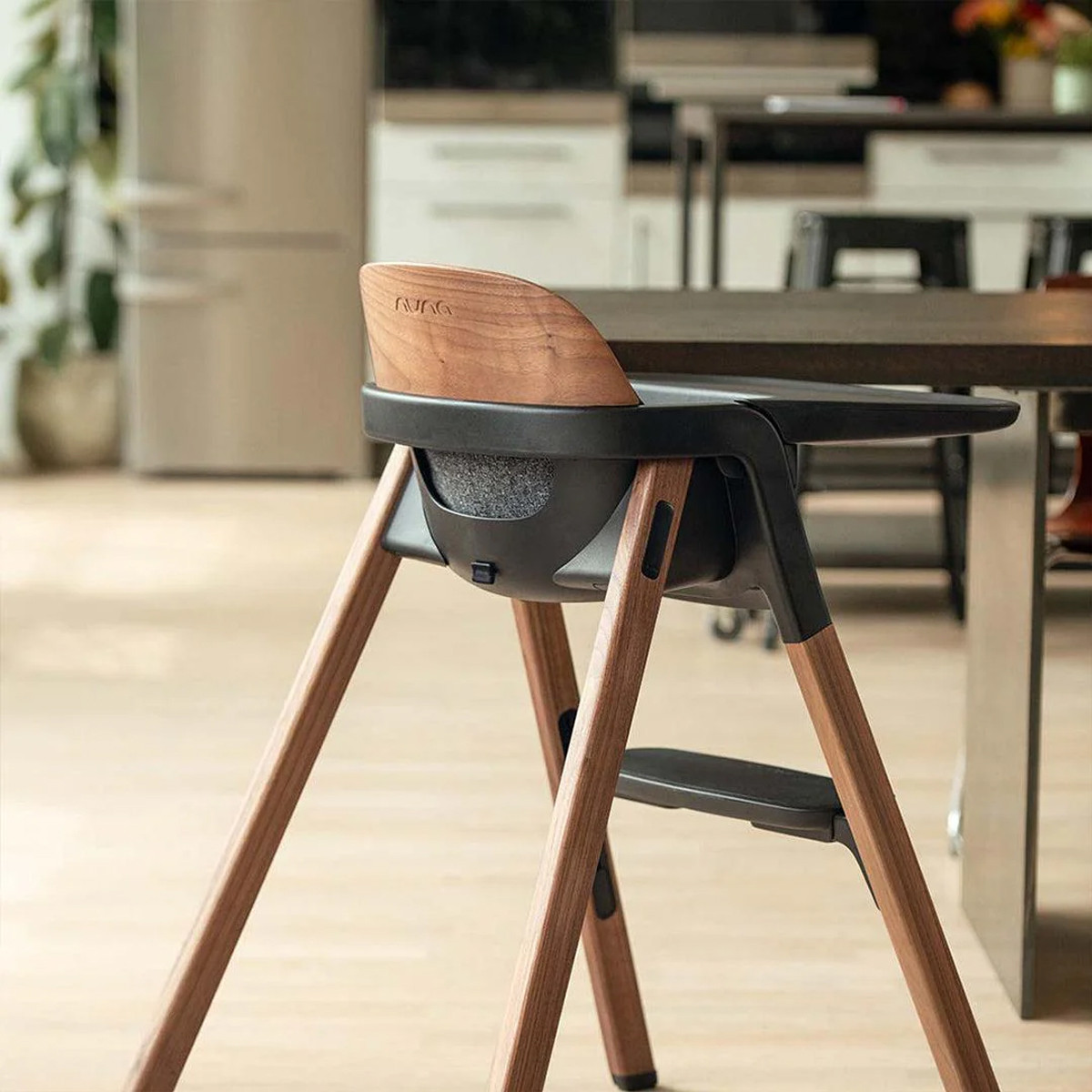 Nuna stolica za hranjenje Bryn, Sanderson