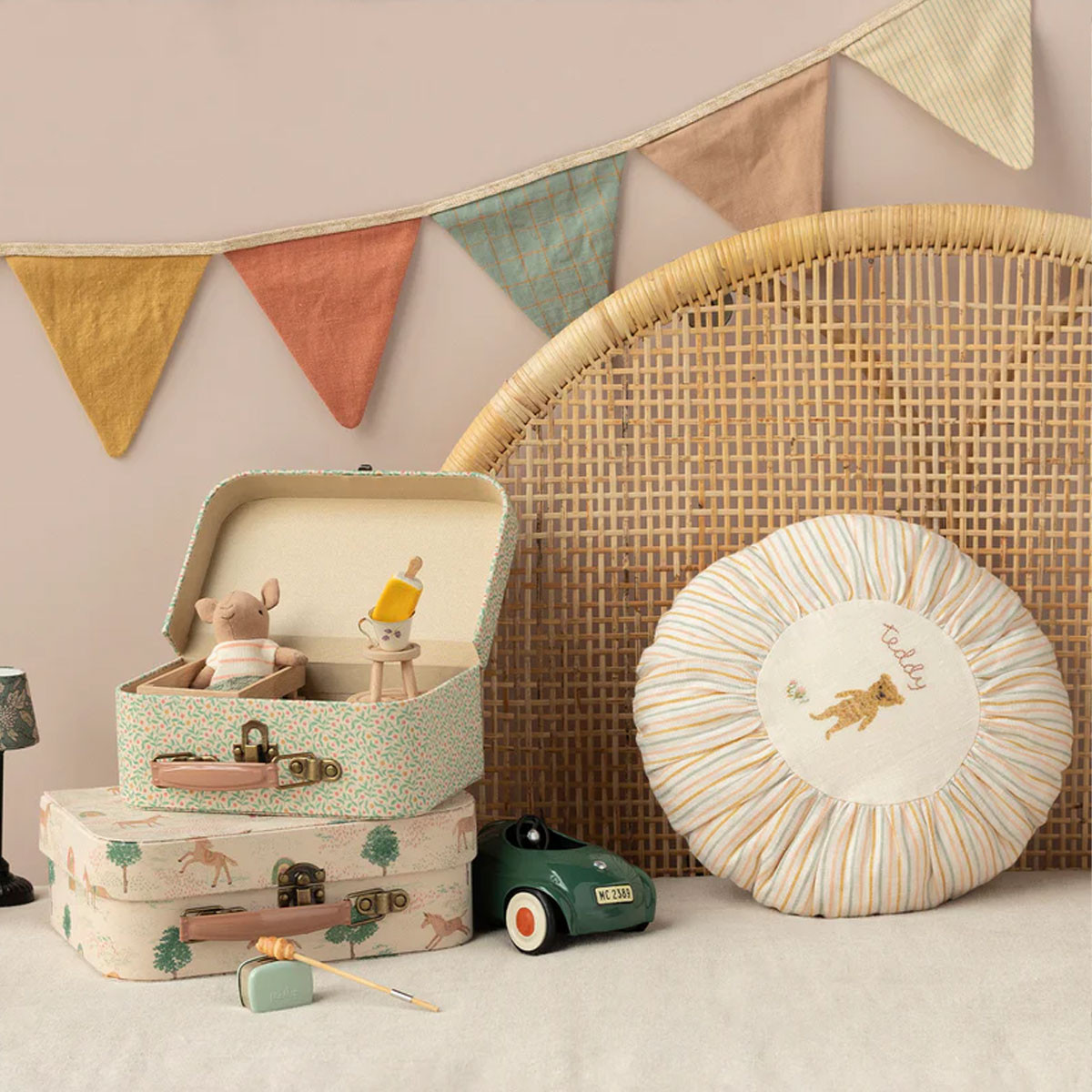 Maileg ukrasni jastuk - meda 26x26cm