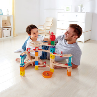 Hape drvena konstrukcija za igru sa klikerima