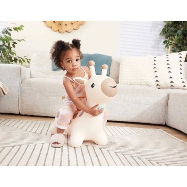 Infantino žirafa za skakanje